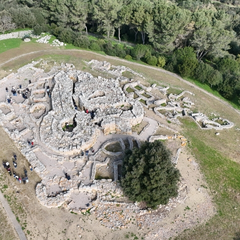 The students at Nuraghe of Genna Maria, Villanovaforru. Photo by Valentina Pintus. 