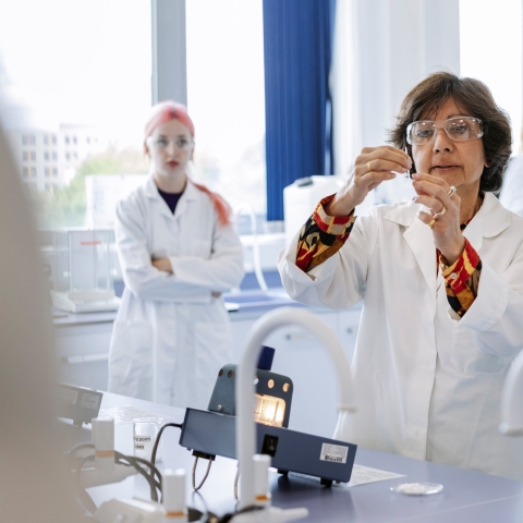 Photo of female staff member in lab coat presenting experiment
Salter Festival of Chemistry
NOT FOR THIRD PARTY CONSENT