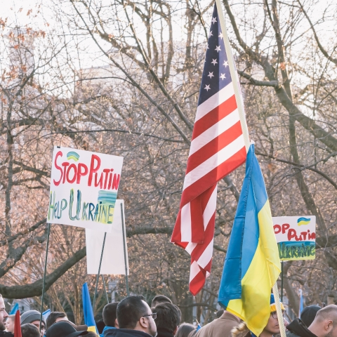 Ukrainian and American flag - Photo by Gayatri Malhotra on Unsplash