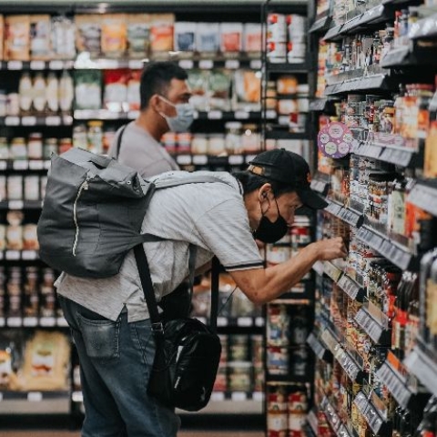 Shopping in covid - Photo by Melanie Lim on Unsplash
