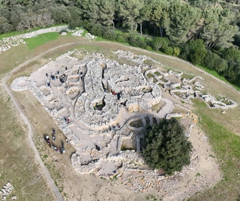 The students at Nuraghe of Genna Maria, Villanovaforru. Photo by Valentina Pintus. 