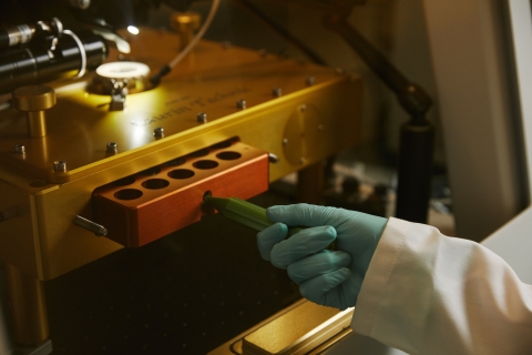 Laser ablation sample cell